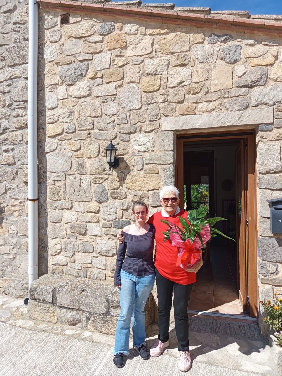 😊 Des de l’Ajuntament de Forès volem felicitar a la veïna Sra. Carmen Arriaza, qui avui fa 90 anys.

🎂 Se li ha fet entrega d’una planta com a mostra d’agraïment pel seu compromís amb el poble.