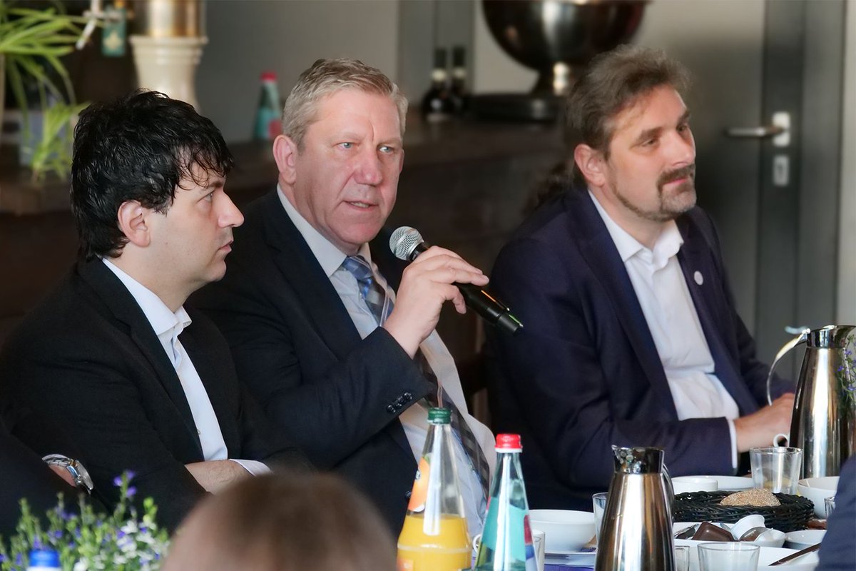 Cyberagentur (@cybagbund) on Twitter photo „Wenn wir nicht handeln, dann hat die Demokratie fertig“, so <a href="/Schwarz_MdB/">Andreas Schwarz</a> in Diskussion mit @SvenWeizenegger <a href="/CIHBw/">Cyber Innovation Hub der Bundeswehr</a> & Christian Hummert <a href="/CybAgBund/">Cyberagentur</a> über smarte Vergabeformate.
Weniger BĂĽrokratie, mehr Wirkung. Mehr: t1p.de/097uf
#Cybersicherheit #DigitaleSouveränität „Wenn wir nicht handeln, dann hat die Demokratie fertig“, so <a href="/Schwarz_MdB/">Andreas Schwarz</a> in Diskussion mit @SvenWeizenegger <a href="/CIHBw/">Cyber Innovation Hub der Bundeswehr</a> & Christian Hummert <a href="/CybAgBund/">Cyberagentur</a> über smarte Vergabeformate.
Weniger BĂĽrokratie, mehr Wirkung. Mehr: t1p.de/097uf
#Cybersicherheit #DigitaleSouveränität