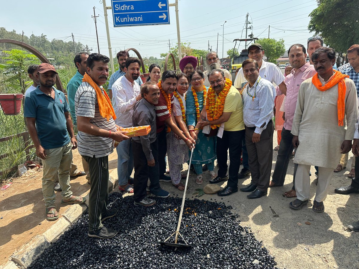 ChVikramR's tweet image. आज नारवाल से बहू किले तक सड़क ब्लैकटॉपिंग कार्य का शुभारंभ किया। ये सिर्फ एक सड़क नहीं, विकास की दिशा में एक ठोस कदम है। हमारा लक्ष्य है — हर गली, हर क्षेत्र तक मजबूत कनेक्टिविटी। 🚧✨  #VikasPath #BahuFortRoad