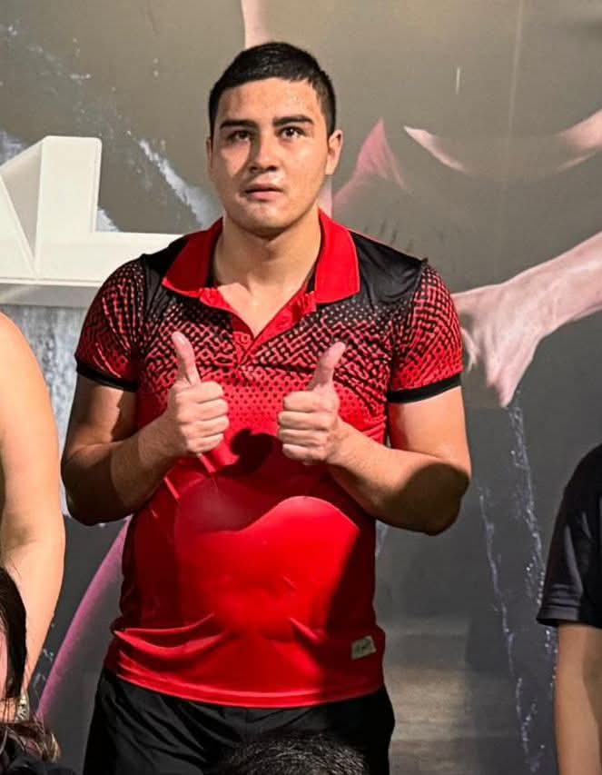 Buscamos a Elías Giménez
Desapareció en la zona de Mariano Roque Alonso. Es una persona con autismo.
Llevaba esta remera y un short negro. Ahora tiene el pelo más largo y barba.
Si lo ves o tenés información, por favor contactá al 0986 851 035.
Ayudanos a encontrarlo.