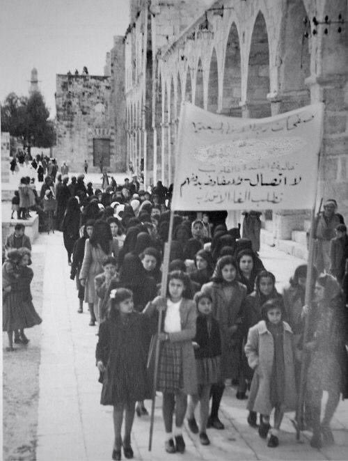 Pásenle a la sionista de Sanín:

Mujeres palestinas protestando contra el colonialismo británico y exigiendo el fin de la ocupación inglesa en Palestina. Jerusalén, 1940.  
Los palestinos tenían una sociedad laica y muy de avanzada antes que los criminales sionistas la atacaran.