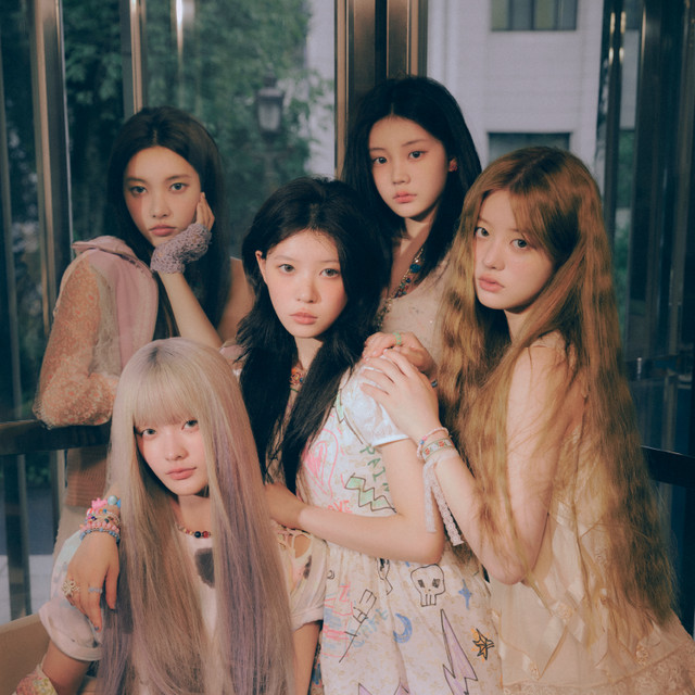 ILLIT drops the track list for 'bomb':

1. little monster
2. 빌려온 고양이 (Do the Dance)
3. jellyous
4. oops!
5. 밤소풍