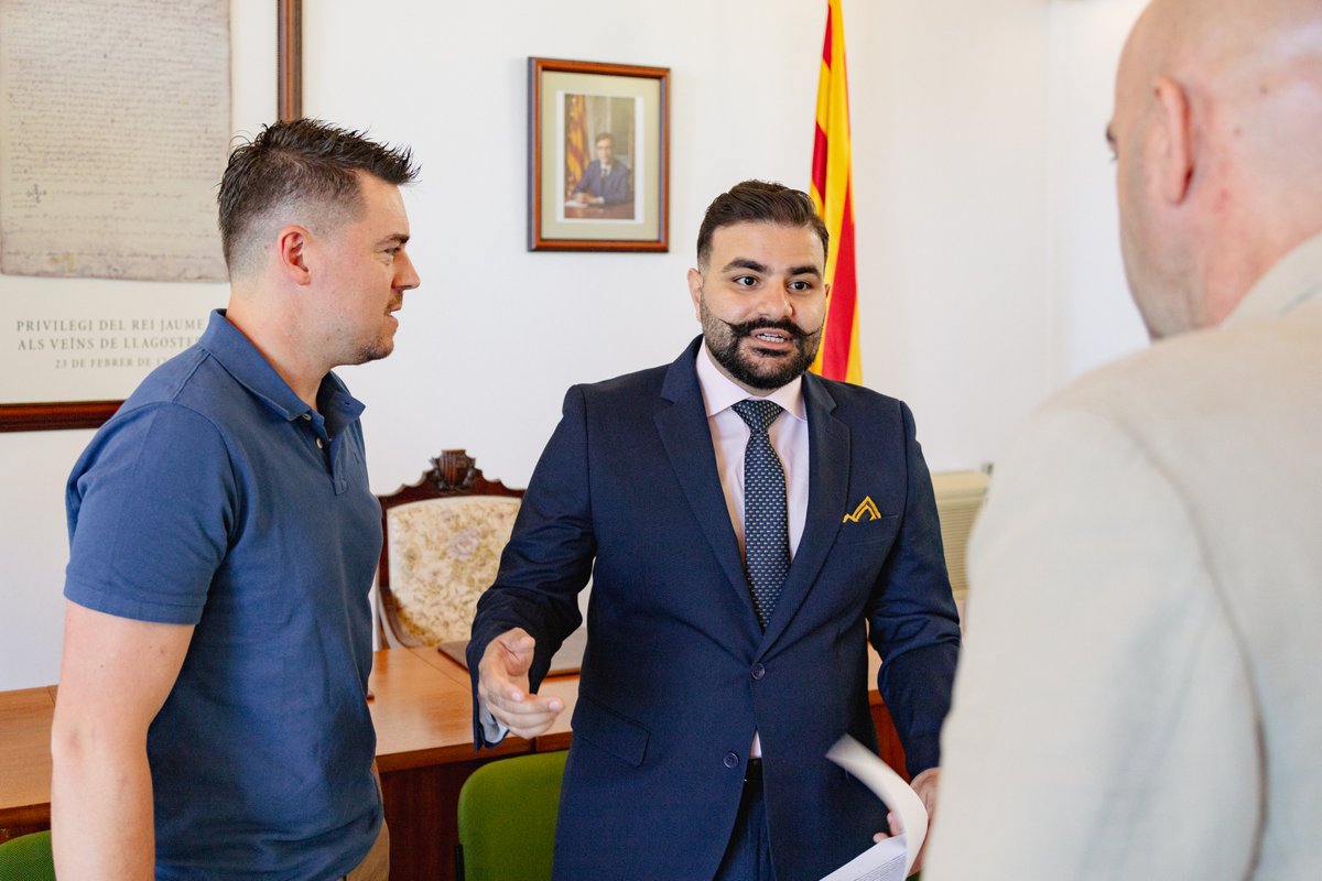 Hi ha dies que van més enllà del futbol.

Divendres passat vam viure un moment que quedarà per sempre.

Vam retornar a la UE Llagostera el que és seu.
Un gest de respecte.

Nosaltres seguim endavant, amb convicció i responsabilitat.

Gràcies a tothom 💙🤍