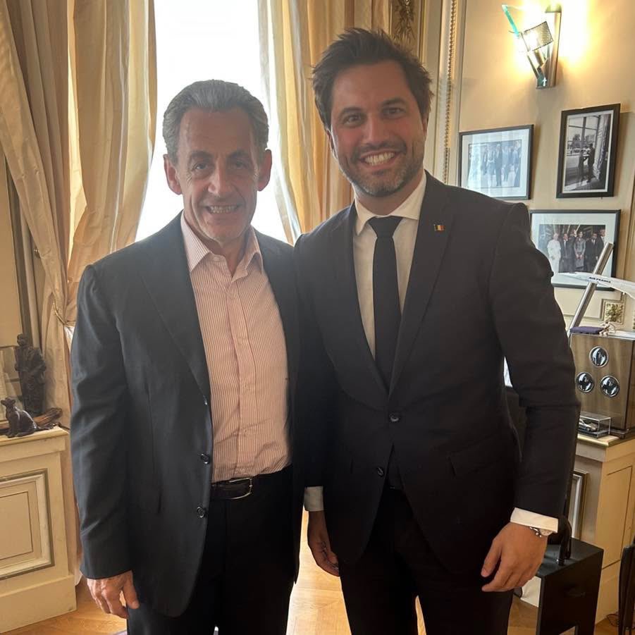 Georges-L BOUCHEZ (@glbouchez) on Twitter photo 🇫🇷🤝🇧🇪 Rencontre avec l’ancien Président de la République, <a href="/NicolasSarkozy/">Nicolas Sarkozy</a>
L’occasion d’évoquer l’état de la démocratie, de l’Europe et du monde.
Une rencontre extrêmement enrichissante. #PresidenceMR #fierdetreliberal #LAvenirSEclaire 🇫🇷🤝🇧🇪 Rencontre avec l’ancien Président de la République, <a href="/NicolasSarkozy/">Nicolas Sarkozy</a>
L’occasion d’évoquer l’état de la démocratie, de l’Europe et du monde.
Une rencontre extrêmement enrichissante. #PresidenceMR #fierdetreliberal #LAvenirSEclaire