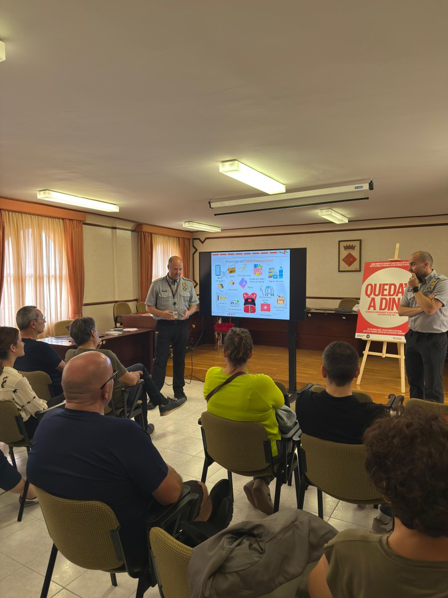 ℹ️ Aquest matí, #ProteccióCivil hem estat a l'Ajuntament de <a href="/ajconstanti/">Ajuntament Constantí</a> fent una sessió informativa a la població sobre el #Plaseqta i la prova de sirenes 📢 i exercici de confinament del proper 29 de maig a les 16 hores