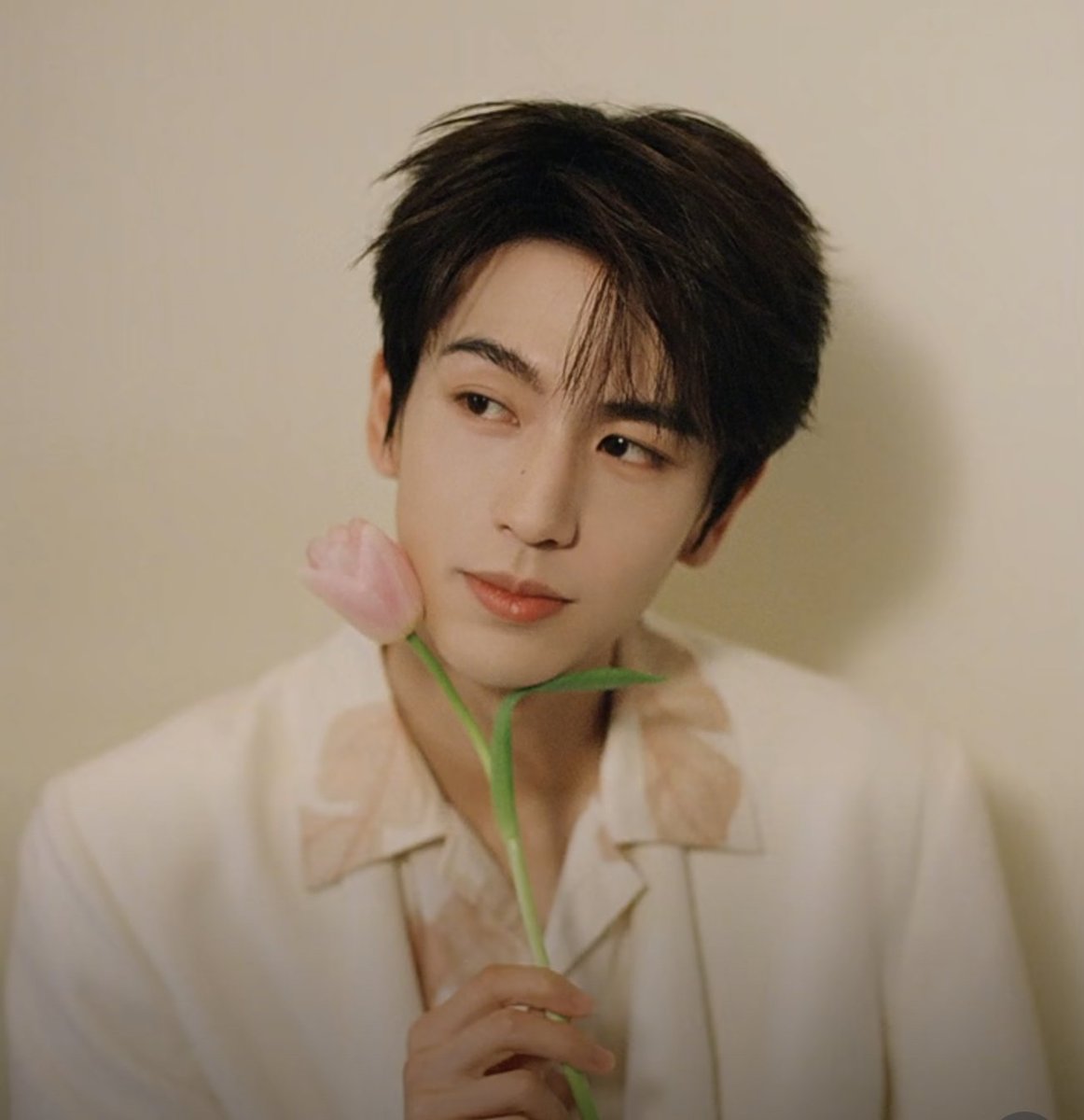 monster66moon's tweet photo. 最近非常认可的一张帅脸，帅得很权威🥰#张凌赫 #帅哥 https://t.co/fwiDqKK3FZ