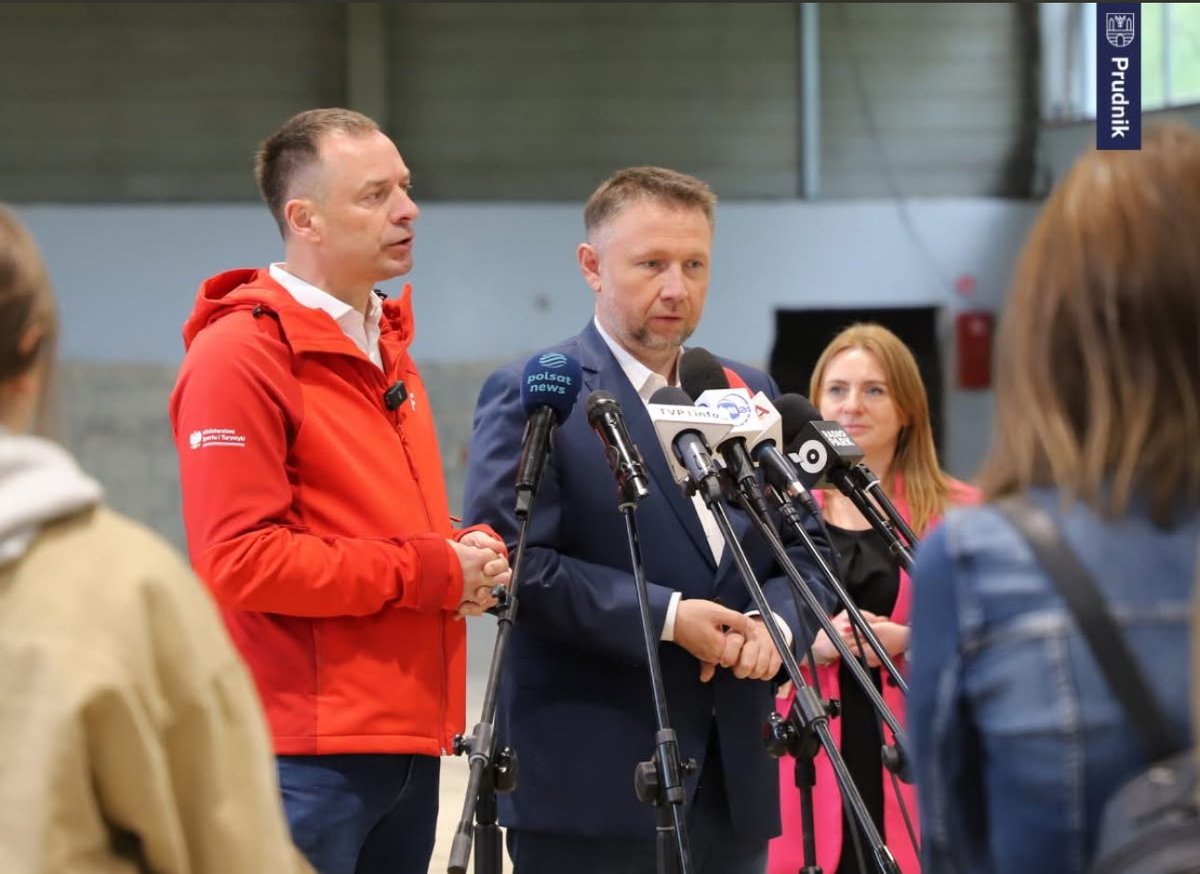 piotr_borys's tweet photo. 💬Dotrzymujemy słowa!
🏹Dziś w Prudniku, razem z ministrem @MKierwinski ogłosiliśmy wsparcie ponad 42 mln zł dla województwa opolskiego na odbudowę zniszczonej w powodzi infrastruktury sportowej! 
Pomoc trafia tam, gdzie jest najbardziej pogrzebna! 

🏗️Gmina Prudnik otrzyma 40 mln zł, w tym  29,6 mln zł na odbudowę hali sportowej Obuwnik - miejsca które stanie się centrum przygotowawczym dla  polskiego łucznictwa. 
🎾Oprócz środków na odbudowę hali, Gmina Prudnik otrzyma:
- 958 tys. złotych na remont kortów tenisowych przy ul. Kolejowej,
- 9.7 mln. złotych na budowę zaplecza szatniowo-biurowego.

❗Środki na odbudowę i rozwój boisk trafią do Gminy Lewin Brzeski (877 100 zł), Gmina Lubrza (587.700zł) , Niemodlin( 490 200 zł). To konkretne środki na rozwój i odbudowę - współpraca rządu z samorządami.

🤝Wspieramy tych, którzy najbardziej tego potrzebują. Mówiliśmy, że pomożemy, więc pomagamy! Niech nowoczesna infrastruktura sportowa służy szkoleniu dzieci i młodzieży oraz sportowcom wyczynowym. 
@SlawomirNitras 
@SPORT_GOV_PL