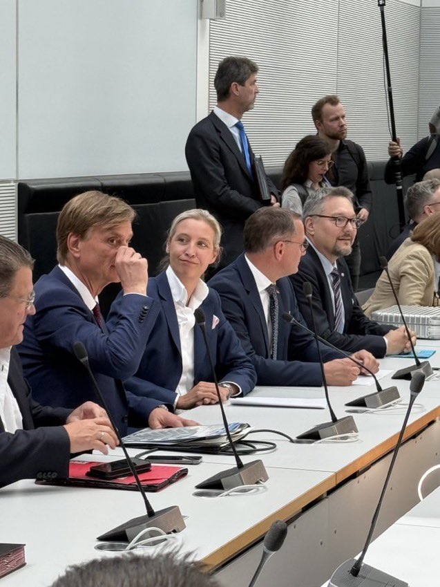 Wolfgang Schütt tweet media