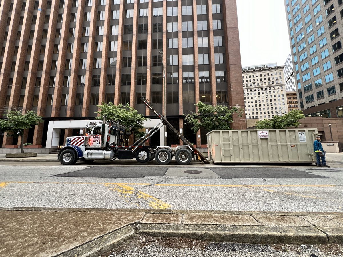 Pete_TheLEADER1's tweet photo. #peteandpetecontainerservice https://t.co/vLF6aA5U3L