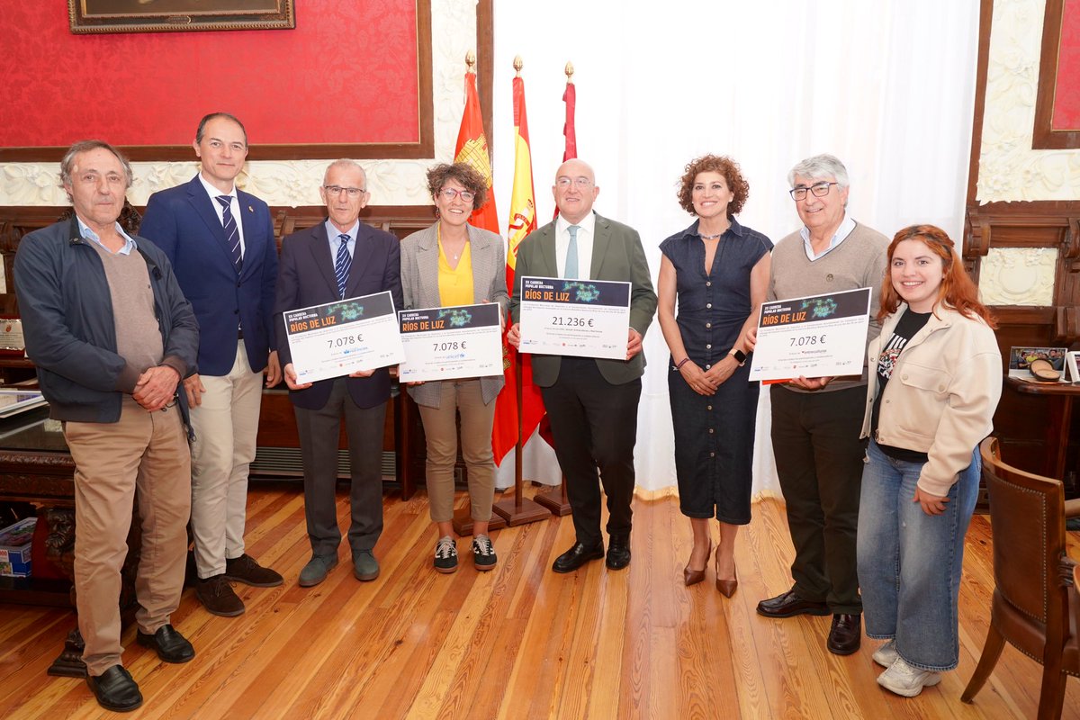 Ayto. de Valladolid (@ayuntamientovll) on Twitter photo El alcalde, <a href="/JesusJCarnero/">Jesus Julio Carnero</a>, hace entrega en el Ayuntamiento de los cheques por valor de 7.078€ a <a href="/EntreculturasVa/">Entreculturas Va</a>, <a href="/redincola/">Red Incola</a> y <a href="/UNICEFCyL/">UNICEFComitéCYL</a>.
Dichas cantidades fueron recaudadas con la celebración de la XII Carrera Popular Nocturna Rios de Luz el pasado 26 de abril.
#solidaridad El alcalde, <a href="/JesusJCarnero/">Jesus Julio Carnero</a>, hace entrega en el Ayuntamiento de los cheques por valor de 7.078€ a <a href="/EntreculturasVa/">Entreculturas Va</a>, <a href="/redincola/">Red Incola</a> y <a href="/UNICEFCyL/">UNICEFComitéCYL</a>.
Dichas cantidades fueron recaudadas con la celebración de la XII Carrera Popular Nocturna Rios de Luz el pasado 26 de abril.
#solidaridad
