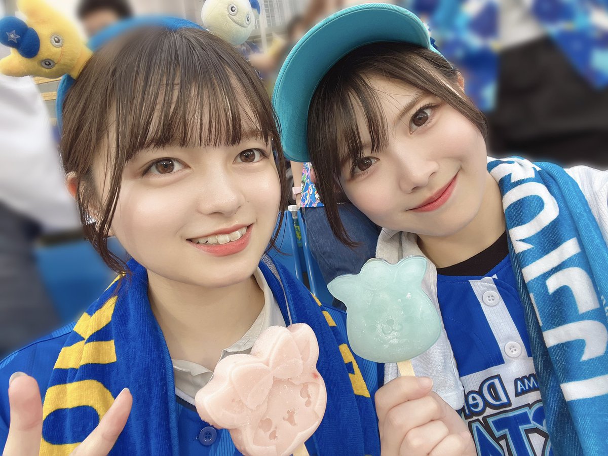matoba_karin's tweet photo. 本日ハマスタ現地観戦🌟⚾️
＼横浜優勝！！！／
まさかの優ちゃんといっしょ〜〜〜〜〜！
横浜市歌ばっちり歌えていて本当に横浜育ちなんだなと改めて思った🚢
(応援グッズ一式貸し出しました)

石井竜也さんのライブも最高すぎて2人で噛み締めてた、、、
BLUE☆LIGHT SERIES来れてよかった😭 https://t.co/3WnsaHw4UC