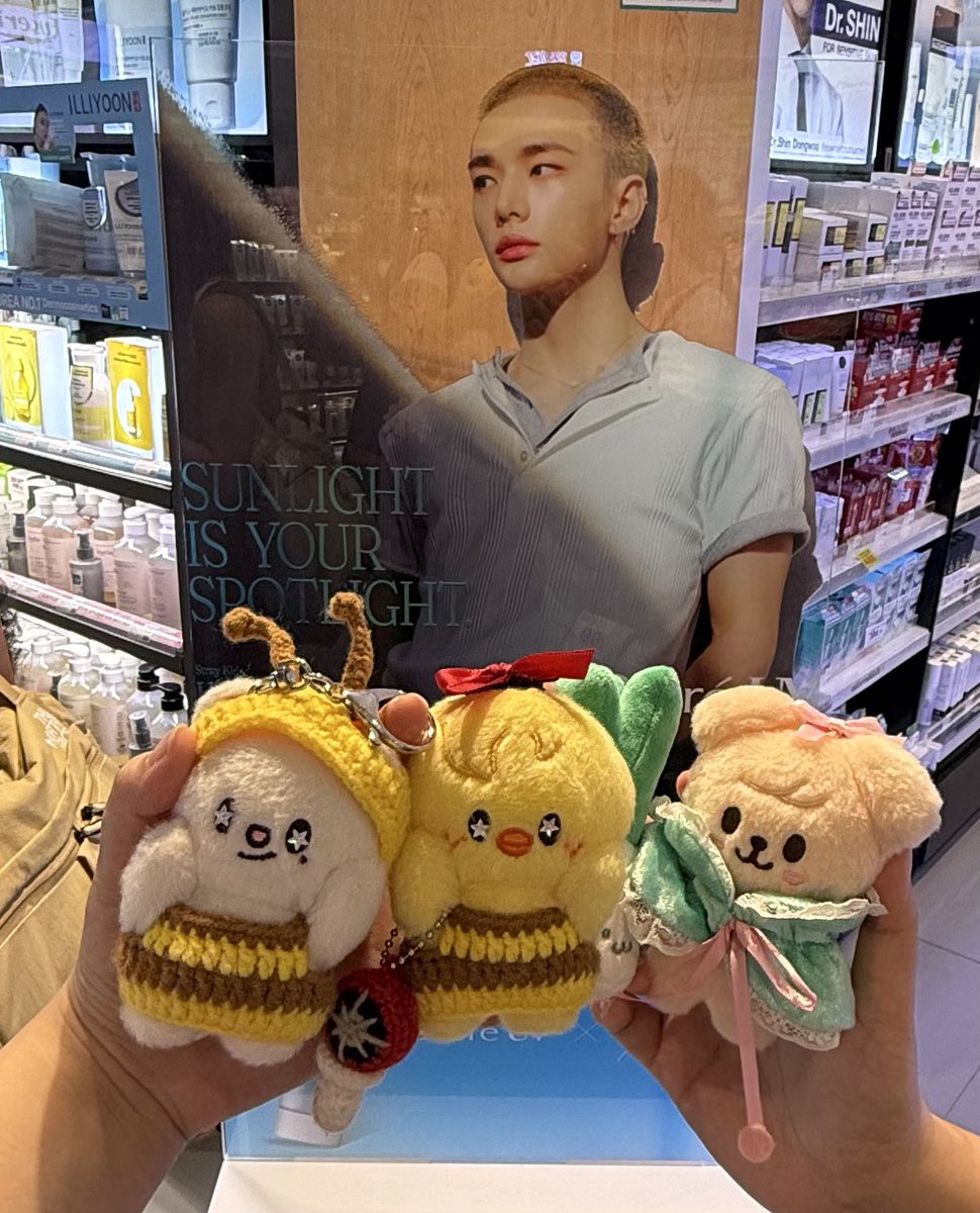 godhylx's tweet photo. วัตสันสาขา central world ยังไม่มีสติ๊กเก้อแถม แต่มีสแตนดี้ยอนจินกีวี่สุดหล่อแล้วน้า ใครผ่านมาก็แวะแชะๆได้ค้าบ 🤩💗 https://t.co/I3SiAhw0H5