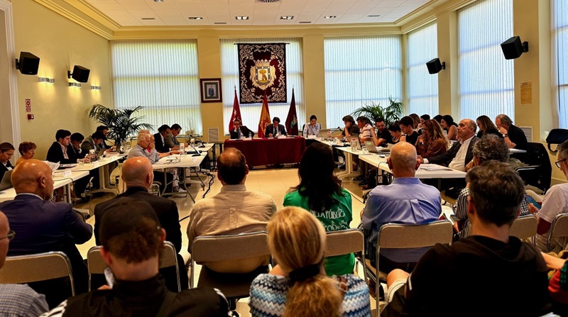 A las 17:00 h. llega "Enlace Informativo" con entrevistas a <a href="/AVValdebebas/">Asoc. Vecinos Valdebebas</a> por sus fiestas, <a href="/nochesdelhuerto/">Lasnochesdelhuerto</a> por su inicio, <a href="/AVLaUnion/">AV La Unión Hortaleza</a> por día del árbol, seguimos el #PlenoHortaleza en directo... Dos horas de programa. 107.5 FM (norte de Madrid ciudad) y radioenlace.org.