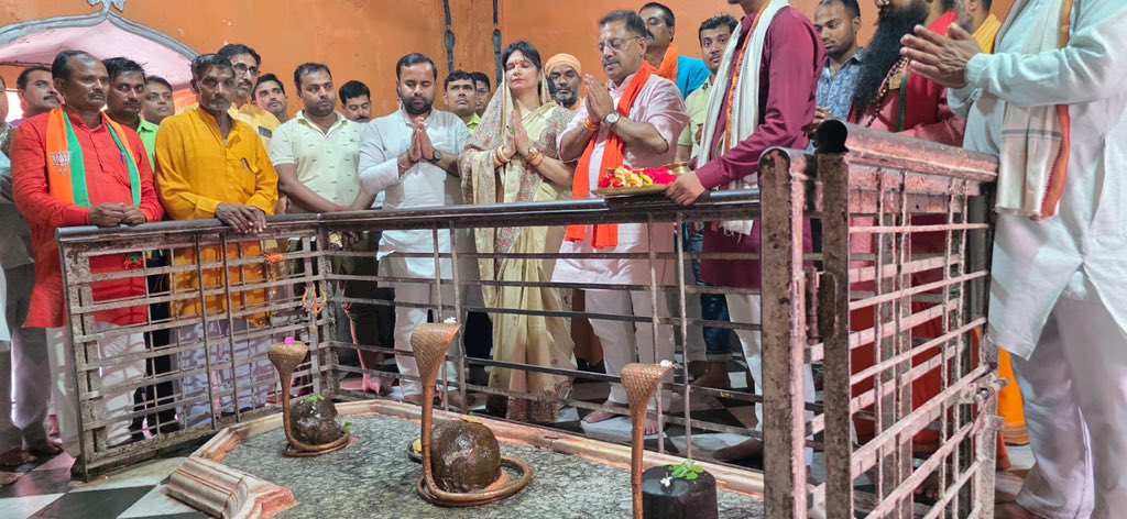 आज अपने विधानसभा क्षेत्र कुशीनगर के कुबेरस्थान में अपने जन्मदिवस के शुभ अवसर पर  प्रसिद्ध बाबा कुबेर भंडारी जी का दर्शन पूजन करने का सौभाग्य प्राप्त हुआ।

#अपना_कुशीनगर 
#apana_kushinagar