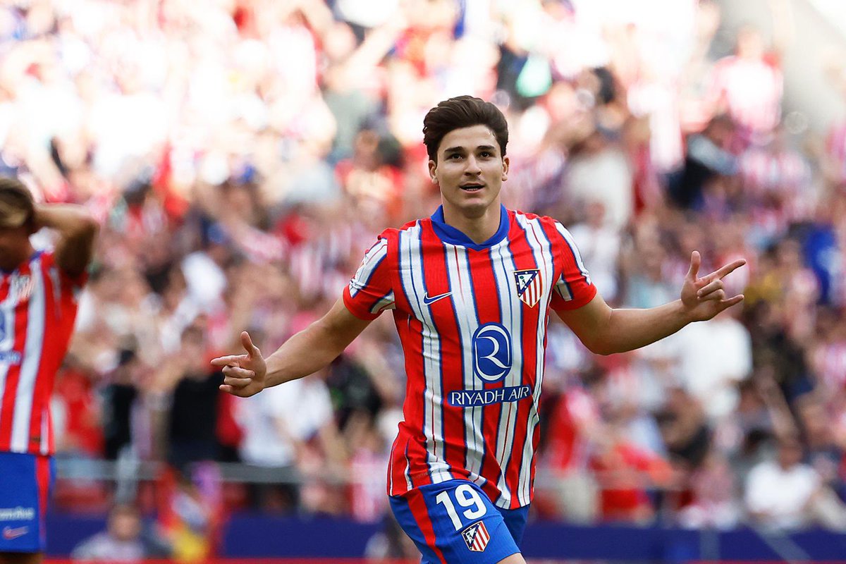 🚨 𝗧𝗥𝗢𝗜𝗦 𝗚𝗘́𝗔𝗡𝗧𝗦 𝗘𝗨𝗥𝗢𝗣𝗘́𝗘𝗡𝗦 𝗦𝗨𝗥 𝗝𝗨𝗟𝗜𝗔𝗡 𝗔𝗟𝗩𝗔𝗥𝗘𝗭 🇦🇷 :

▫️ Bayern Munich 🇩🇪
▫️ Arsenal 🏴󠁧󠁢󠁥󠁮󠁧󠁿
▫️ Liverpool 🏴󠁧󠁢󠁥󠁮󠁧󠁿

Les trois clubs auraient fixé un rendez-vous pour discuter d’un possible transfert. 🤝

🗞️ <a href="/elchiringuitotv/">El Chiringuito TV</a>