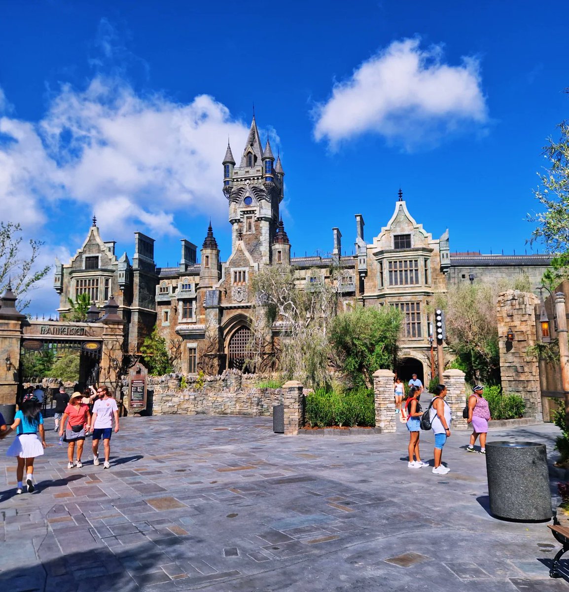 ThemeParkRT's tweet photo. Happy "Epic Universe Official Opening Day" day! 1/2
@UniversalORL #epicuniverse #universalepicuniverse #universalorlando #universalorlandoresort #themepark #themeparks #universalepic #supernintendoworld #darkuniverse #isleofberk #ministryofmagic #celestialpark https://t.co/ft6RkAMPtM
