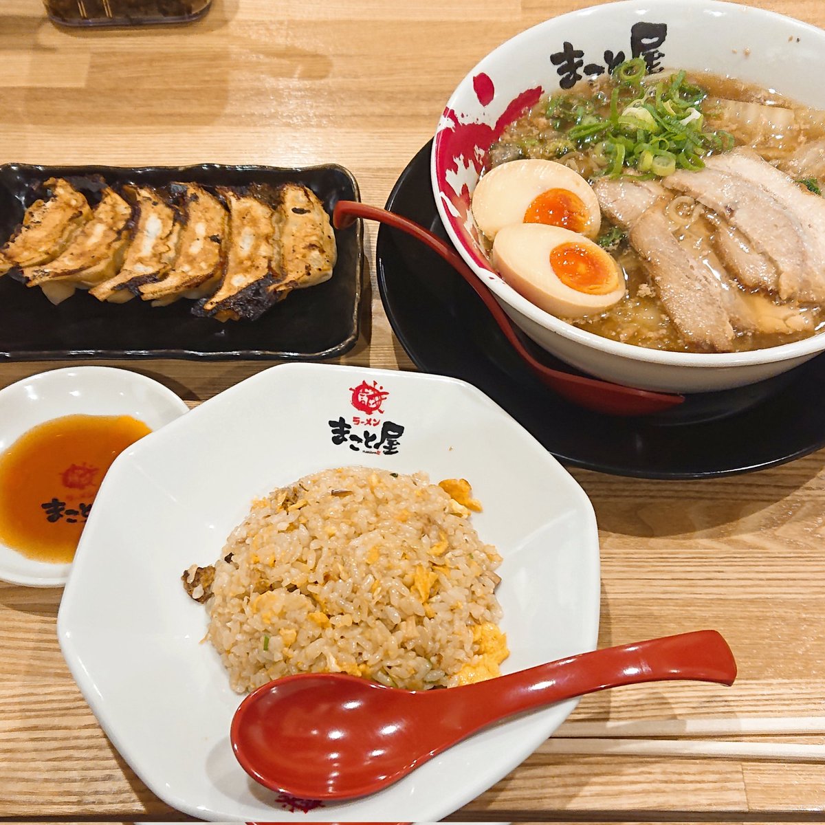 ahiru_anon's tweet photo. 久しぶりの外食でラーメン食べてきた
まこと屋ってラーメン屋
食べすぎたわ💦

 #ラーメン https://t.co/1RPusFRr1C