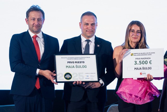 david_vlajcic's tweet photo. Kao izaslanik #PVRH @AndrejPlenkovic, sudjelovao sam na Izboru za najboljeg mladog poljoprivrednika uz #EK povjerenika @CHansenEU. Mladi su budućnost 🇭🇷 poljoprivrede! Čestitke Maji Šulog🥇 i svim mladim koji ostaju i grade život na zemlji!
@EK_Hrvatska
#poljoprivreda #mladi https://t.co/kaJ47OgVFT