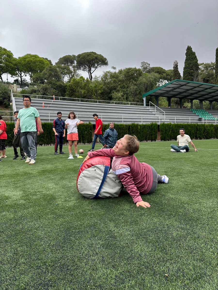 Matinal de Rugby a La Foixarda gràcies al Jaume i al Ramón del <a href="/buc1929/">BUC Rugby</a> #EducacioEspecial #somfep <a href="/escolesFEP/">Fundació Escoles Parroquials</a> <a href="/BCN_SantsMont/">Districte de Sants-Montjuïc</a>