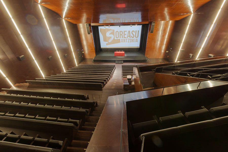 Arnasguneek hizkuntza biziberritze prozesuetan duten zeregina aztertuko dute urriaren 16an eta 17an Azpeitiko Soreasu Antzokian egingo den “Arnasguneak Hizkuntza Gutxituen Biziberritzean” izenburuko nazioarteko konferentzian. Izen emateak jada zabalik. 
tinyl.co/3Ku1