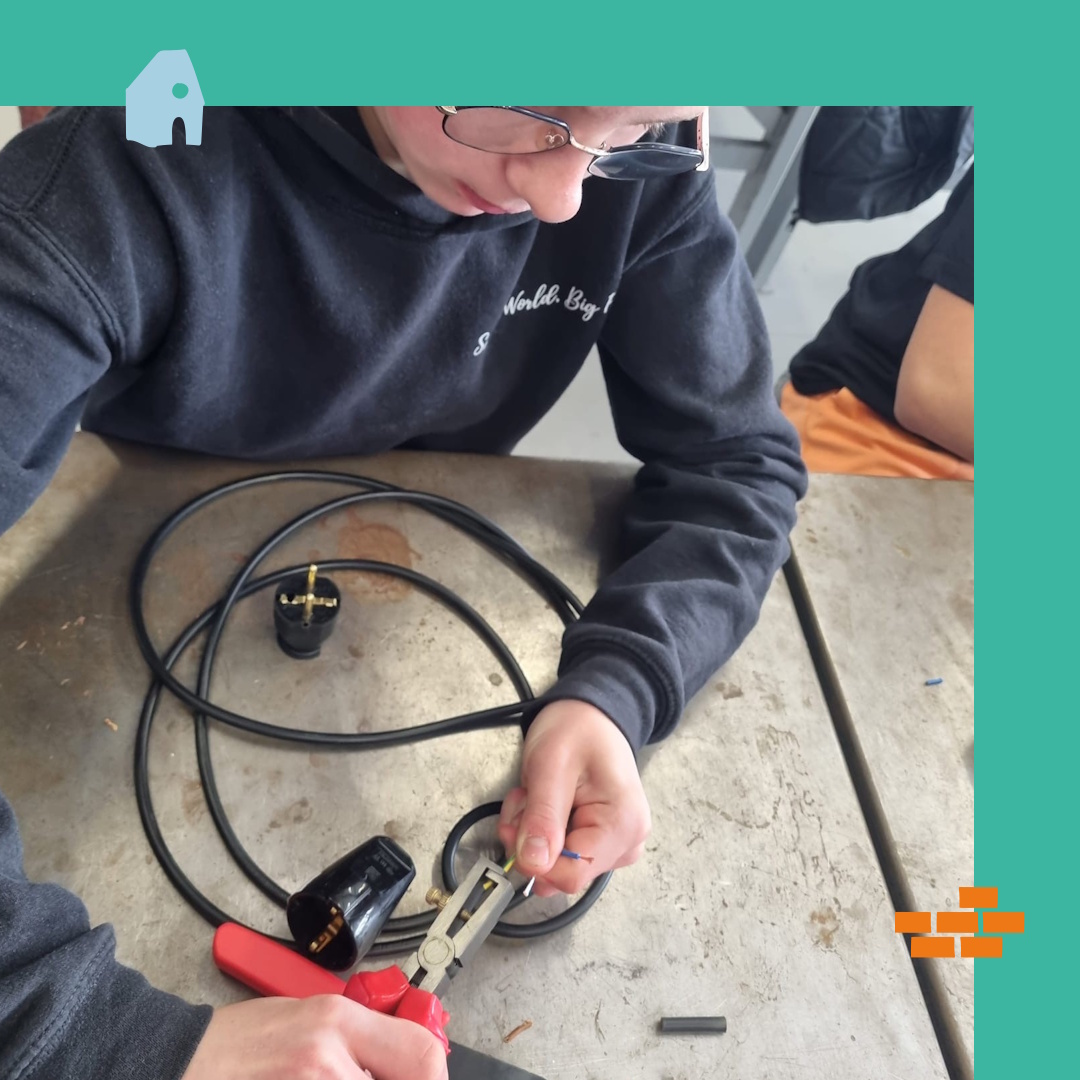 Soms heb je nét een stopcontact te weinig. Gelukkig kun je zelf een verlengsnoer maken! #WNTweb leert kinderen hoe dit te doen met het snoer van een oude stofzuiger. Zo leren ze niet alleen over #elektriciteit, maar ook over #duurzaamheid. EN over veilig werken natuurlijk!