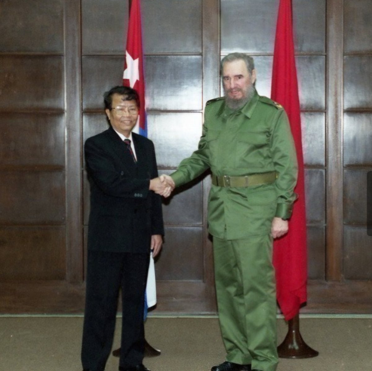 En nombre del Gobierno cubano, transmitimos las más sentidas condolencias al hermano pueblo vietnamita por el fallecimiento del expresidente Tran Duc Luong. 

#Cuba siempre recordará con cariño su contribución al desarrollo de las relaciones de amistad entre nuestros países.