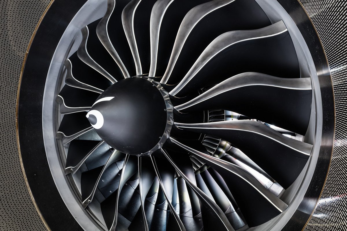 SafranEngines's tweet photo. [#MondayMotivation✈️] On démarre la semaine à bord de l’@Airbus #A321XLR équipé de notre moteur #CFMLEAP-1A !  
#LeSaviezVous ?
L’#A321XLR peut voler jusqu’à 11 heures d’affilée et parcourir + 8 700 km sans escale ! 💪
#AvGeek https://t.co/yzuCoODGB1