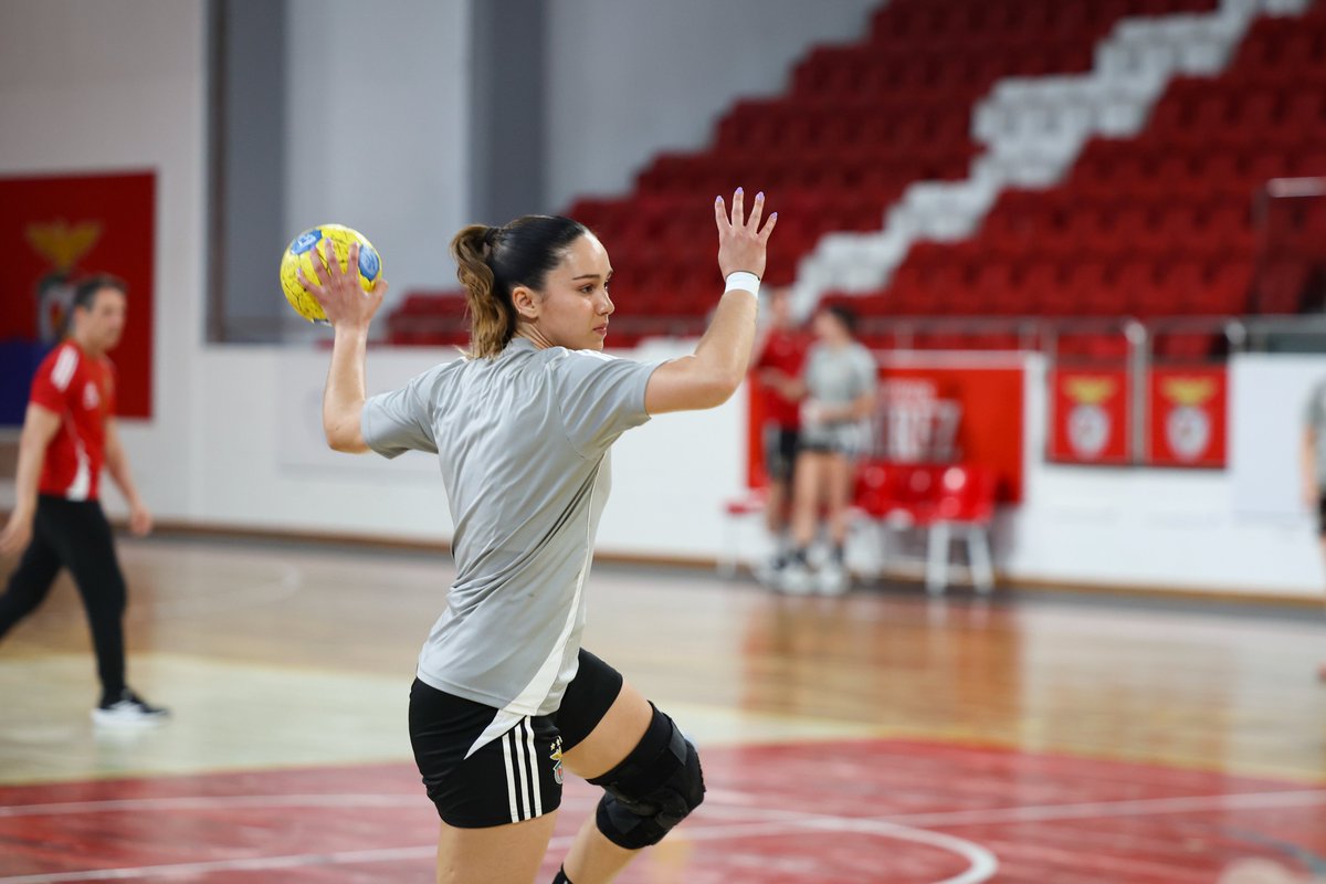 modalidadesslb's tweet photo. 🌡🤾♀ A preparação do #AndebolBenficaFem para a 𝗙𝗶𝗻𝗮𝗹 da Taça de Portugal!
🆚 Madeira SAD
🗓 25/05 ⌚ 15:00
📍 Centro de Desportos e Congressos de Matosinhos
🎟 https://t.co/Qu6FZmvpJw
#Pollux #StepAhead #MBW #abateautomovelpt @adidas https://t.co/y1YFoE5Wdr