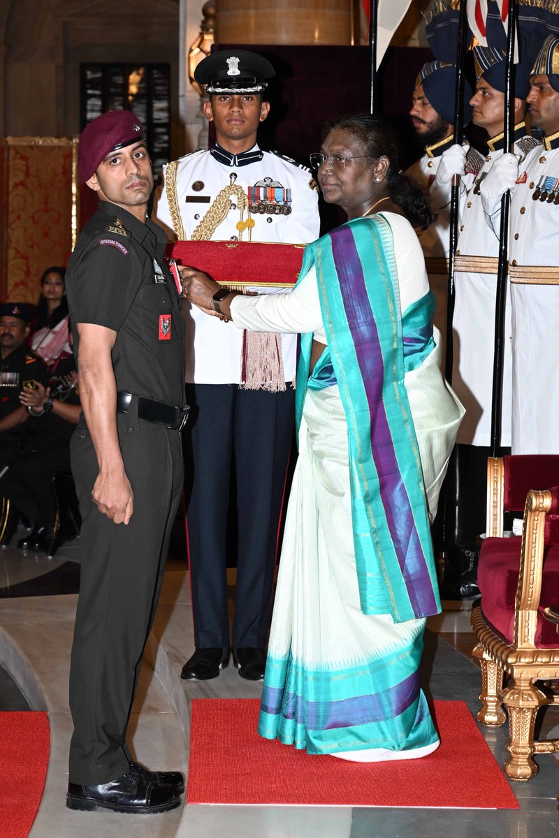 rashtrapatibhvn's tweet image. President Droupadi Murmu conferred Shaurya Chakra upon Major CVS Nikhil, 21st Battalion The Parachute Regiment (Special Forces). His exceptional operational acumen and gallantry during an operation near Indo-Myanmar border led to the successful elimination of two cadres of the…