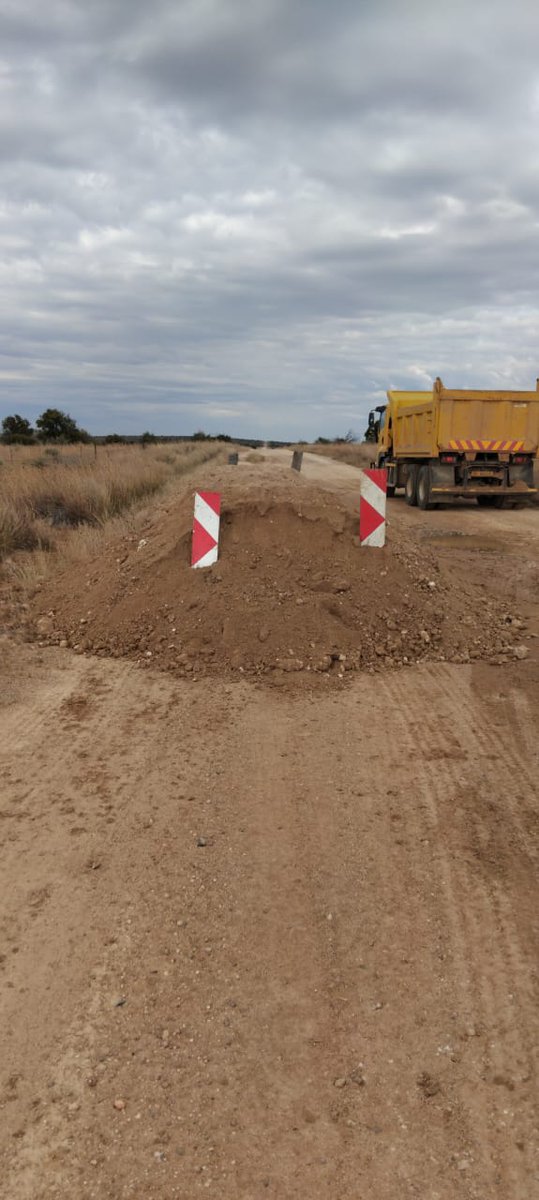 NC_drpw's tweet photo. 🚧 JTG DISTRICT UPDATE
Spot regravelling is underway on the Danielskuil to Bleekfontein Road (DR3399) after heavy rains caused waterlogging and potholes. Stockpiling for patching is in progress.
#FloodDamages #TrendsettersInInfrastructureDelivery https://t.co/LHTnTsQXuH