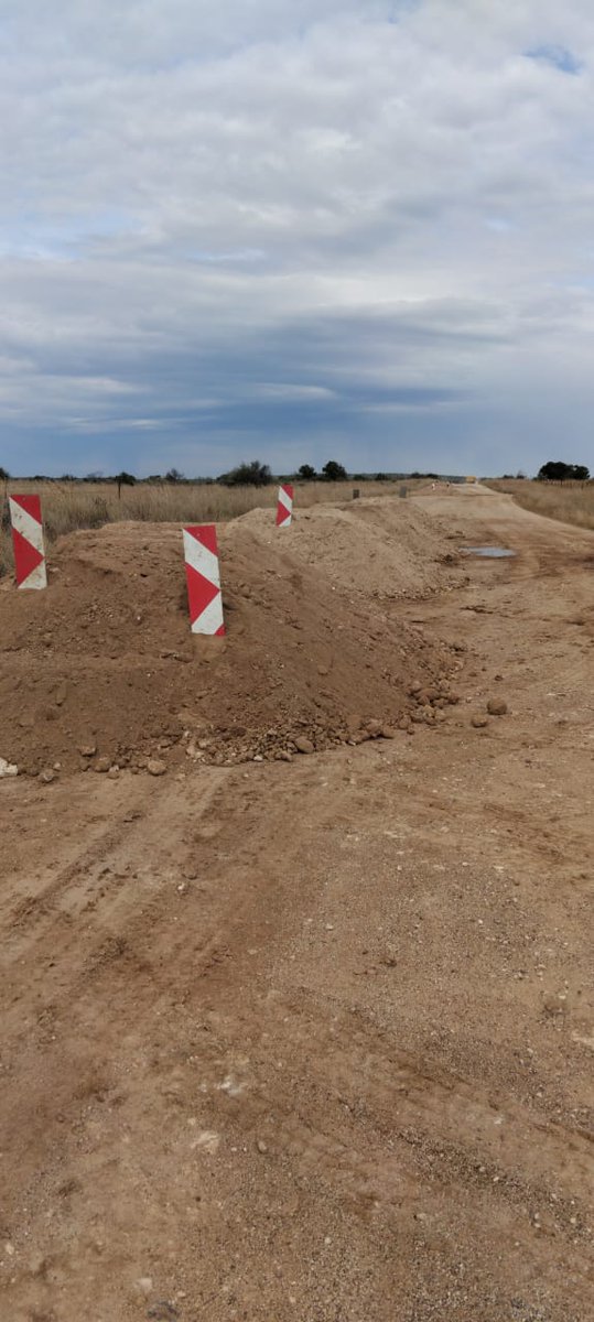 NC_drpw's tweet photo. 🚧 JTG DISTRICT UPDATE
Spot regravelling is underway on the Danielskuil to Bleekfontein Road (DR3399) after heavy rains caused waterlogging and potholes. Stockpiling for patching is in progress.
#FloodDamages #TrendsettersInInfrastructureDelivery https://t.co/LHTnTsQXuH