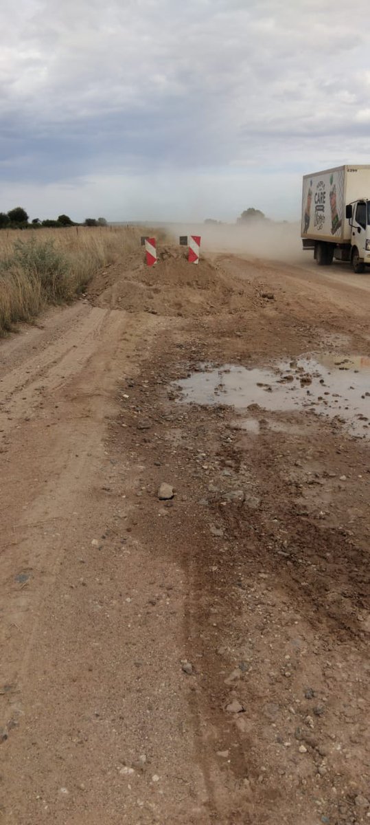 NC_drpw's tweet photo. 🚧 JTG DISTRICT UPDATE
Spot regravelling is underway on the Danielskuil to Bleekfontein Road (DR3399) after heavy rains caused waterlogging and potholes. Stockpiling for patching is in progress.
#FloodDamages #TrendsettersInInfrastructureDelivery https://t.co/LHTnTsQXuH