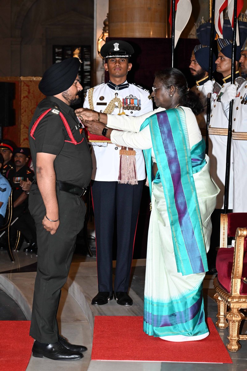 rashtrapatibhvn's tweet image. President Droupadi Murmu conferred Shaurya Chakra upon Major Tripatpreet Singh, The Army Service Corps, 34 Rashtriya Rifles. He has demonstrated exceptional valour and inspiring leadership in six successful operations, resulting in the elimination of nine hardcore terrorists.
