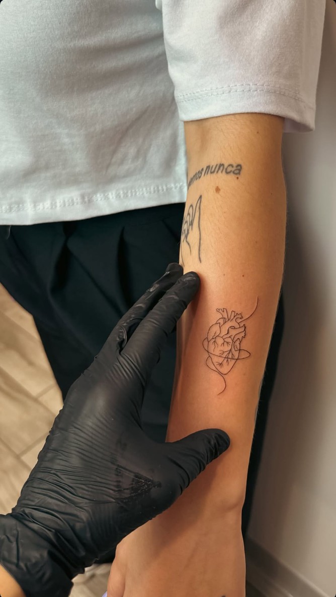 Rahatsattar31's tweet photo. Very aesthetic and professional fine line 🫀🫀
.
.
#zdptattoo #zeuditattoo https://t.co/GC9w2cZCDw