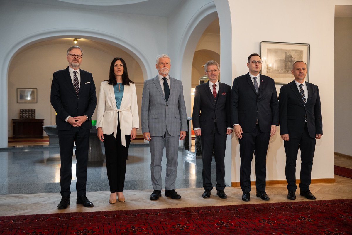 Na pravidelném setkání s nejvyššími ústavními činiteli jsme diskutovali především o přípravě na nadcházející summit Severoatlantické aliance. Očekávání od setkání v Haagu je jednoznačná jednota Aliance a důstojné zastoupení Ukrajiny i její další podpora. Velice diskutovaným