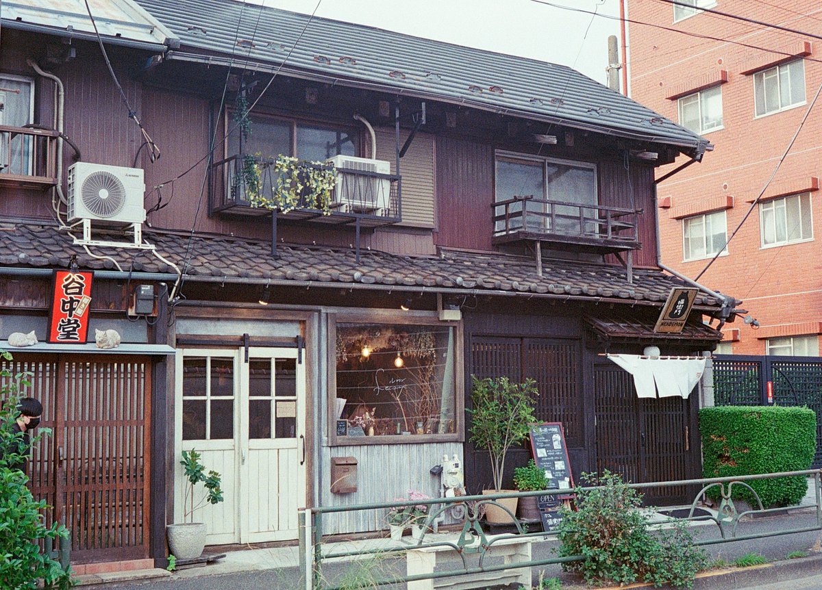 mercvrivs2's tweet photo. #OlympusPenD3 を持って #谷根千 へ行ったときの #フィルム写真 の現像があがってきました(*´ω`*) #Kodak400
#OLYMPUS #OlympusPen #PenD3 #オリンパス #オリンパスペン
#ハーフサイズカメラ #フィルムカメラ
#HalfFrameCamera #FilmCamera #FilmPhotography https://t.co/igZZMv6MjM