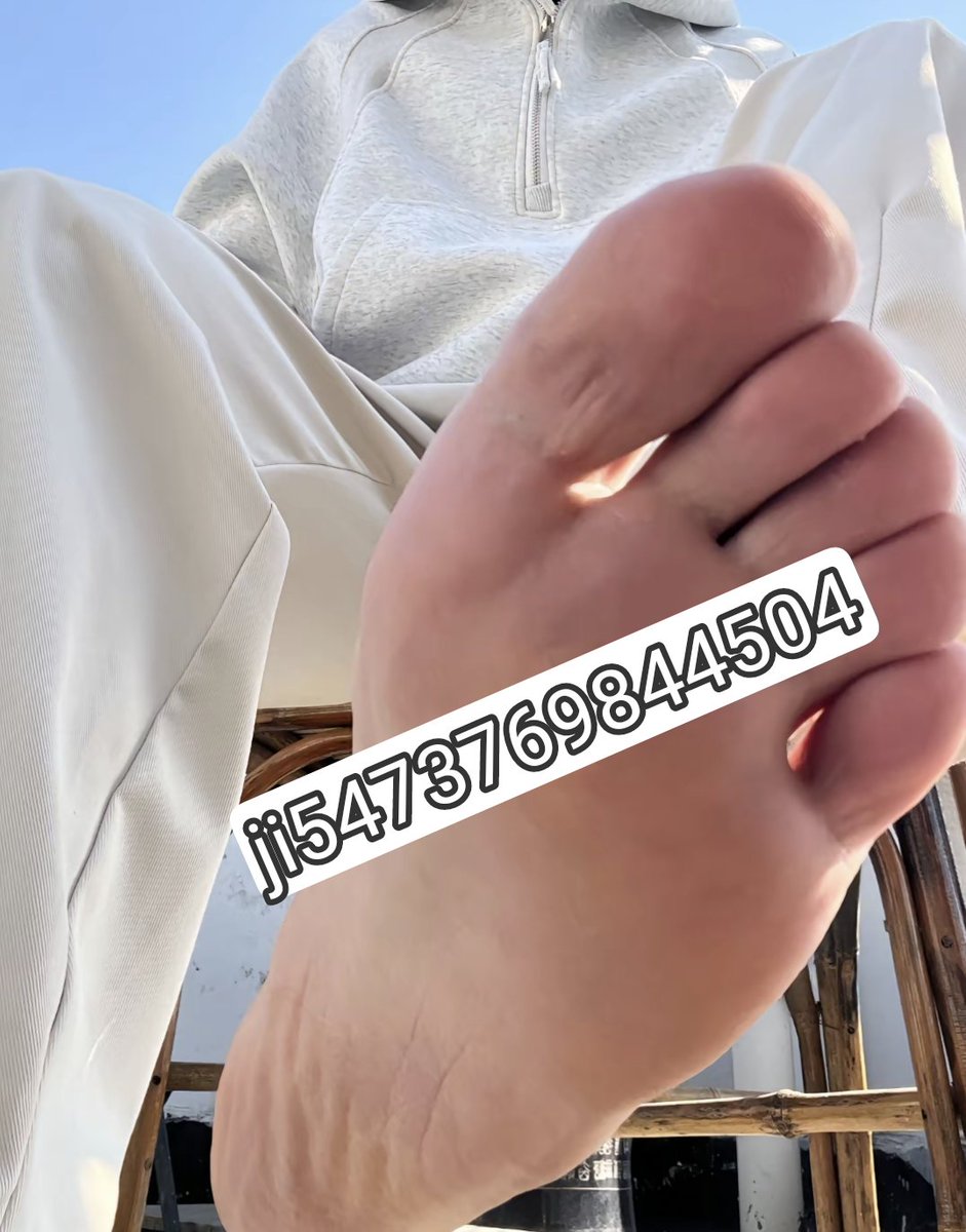喜欢你初中爹刚打完球冒着热气的大臭脚吗？是不是一脚踩到骚狗头上脑子就流出来了？骚狗东西来给你爹好好舔舔，舔不好老子他妈一脚爆了你的狗头听见没？#直男  #爱狗  #收ATM奴  #初中爹  #白袜臭脚体育生  #白袜粗口