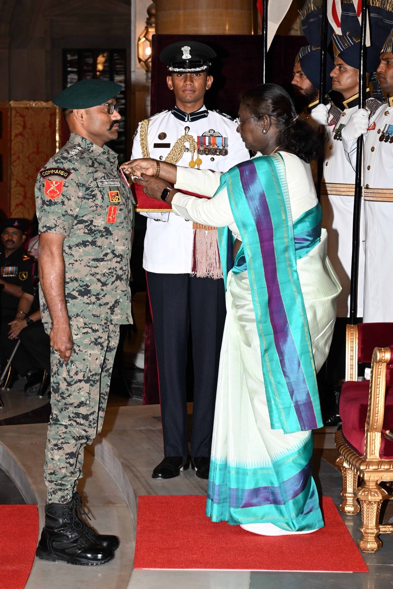 rashtrapatibhvn's tweet image. President Droupadi Murmu conferred Shaurya Chakra upon Shri Rajesh Panchal, Assistant Commandant, CRPF. He motivated his team under heavy fire during an operation launched by CRPF to establish a new Forwarding Operating Base in Sukma district, Chhattisgarh.