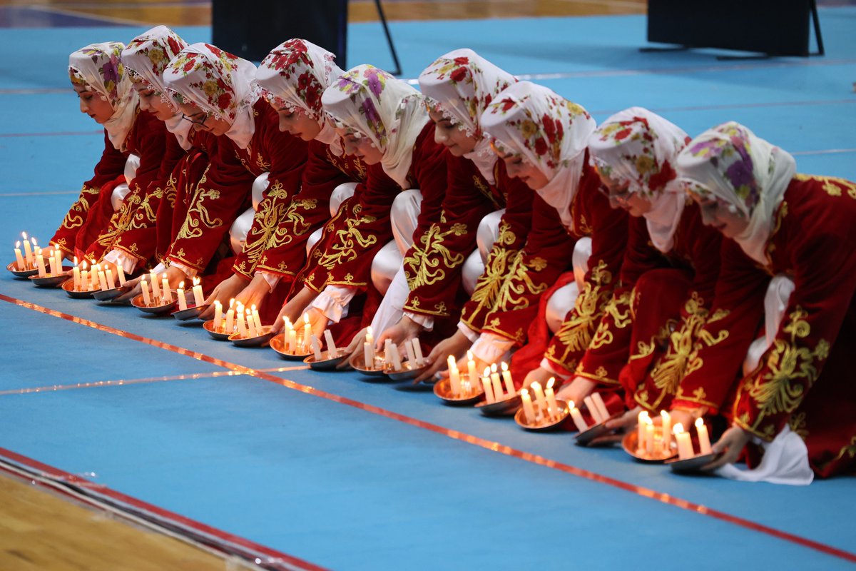 ADIYAMAN’DA KÜLTÜRÜN KALBİ ATIYOR: GENÇLER HALK OYUNLARIYLA MİRASI YAŞATIYOR

6 Şubat depremlerinin yaralarını büyük bir sabır ve dayanışma içinde sarmaya devam eden Adıyaman, bu kez geçmişinden aldığı güçle geleceğine yön veriyor. Gençlik ve Spor Bakanlığımız Kredi ve Yurtlar