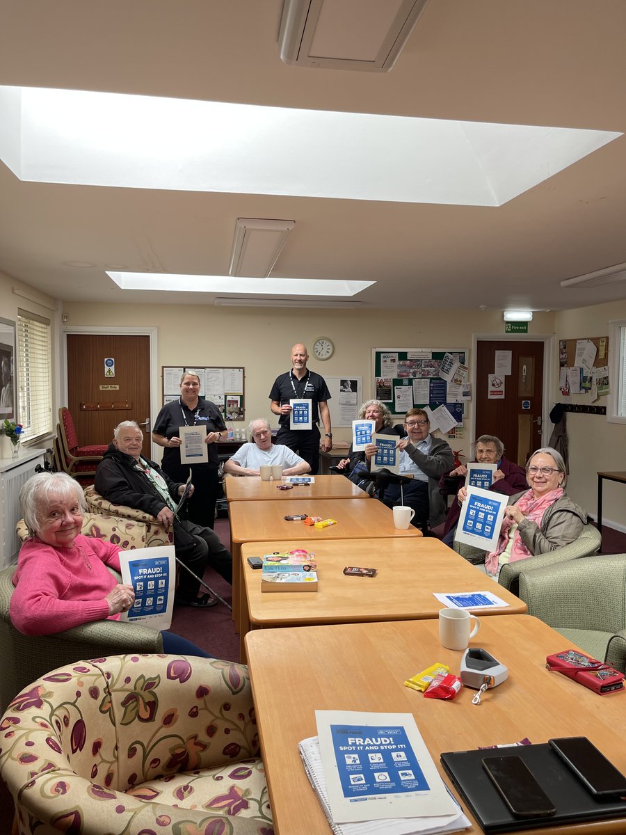 Sutton Community Liaison Officers PC CLEE and PC CUNNINGHAM visited St Paul's Close, Carshalton today to speak to the residents and staff about courier fraud
#Courierfraud #MPSSutton