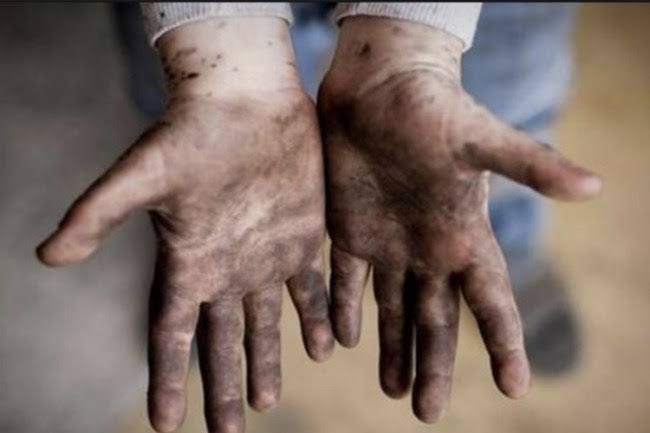 12 yaşındaki çocuk işçi çalıştığı inşaatta ağır yaralandı

Balıkesir'de bir inşaatta çalıştırılan 12 yaşındaki çocuk işçi Timur Öztürk, çalıştığı inşaatın 2. katından düşerek ağır yaralandı. Timur Öztürk, başka bir çocuk işçi sayesinde hastaneye götürüldü.