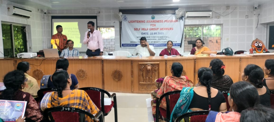 deoc_cuttack's tweet photo. Lightning Awareness training aimed at sensitizing Self Help Group members, this initiative will empower SHG members. This innovative program aims to enhance skills and foster collaboration among participants, boosting community growth and resilience. https://t.co/U1fQ8nsKod