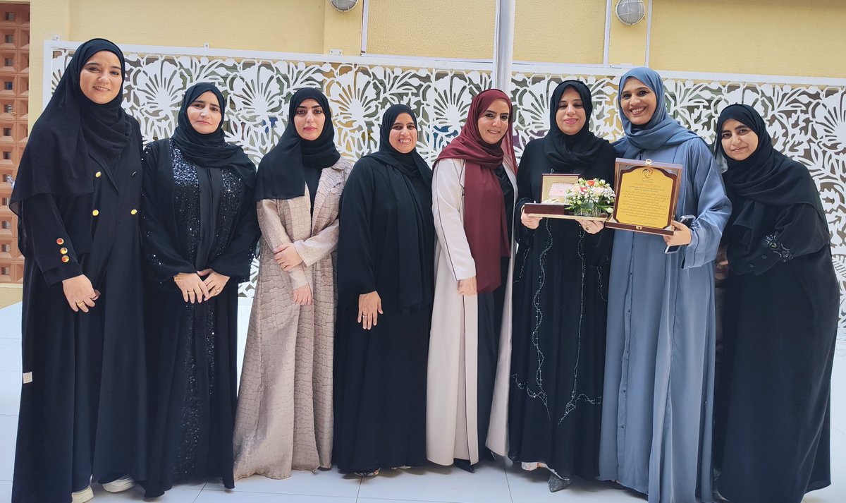 EduGovMct1438's tweet photo. مجلس أولياء الأمور يكرم الأستاذة هيام العامرية تقديرًا لجهودها التربوية
في لفتة وفاء وتقدير، قام مجلس أولياء الأمور في مدرسة #صفية_بنت_الخطاب بتقديم هدية تذكارية للأستاذة الفاضلة هيام العامرية – وكيلة المدرسة – بمناسبة انتقالها إلى مرحلة مهنية جديدة في مجال التدريب، وذلك تعبيرًا عن الامتنان العميق لما قدمته خلال سنوات عملها في المدرسة من جهود تربوية عظيمة، وعطاءٍ صادقٍ لا يُنسى
كل الشكر والتقدير لمجلس أولياء الأمور على هذه اللفتة الطيبة.
#فعاليات_تعليمية_مسقط 
@Eduactivemct 
@EduGovMct