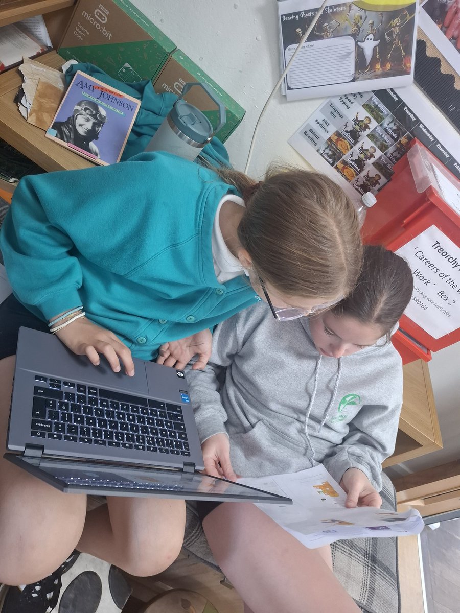 TreorchyPrimary's tweet image. Dosbarth Fioled learnt about variables in computer coding lesson today. Children worked hard to use Scratch to create a points scoring game using variables. Lots of tinkering to improve their projects too ๐๐ป