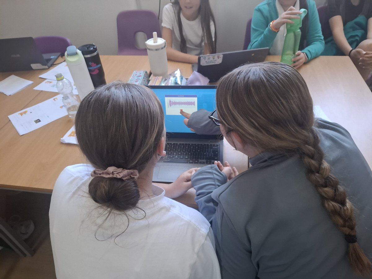 TreorchyPrimary's tweet image. Dosbarth Fioled learnt about variables in computer coding lesson today. Children worked hard to use Scratch to create a points scoring game using variables. Lots of tinkering to improve their projects too ๐๐ป