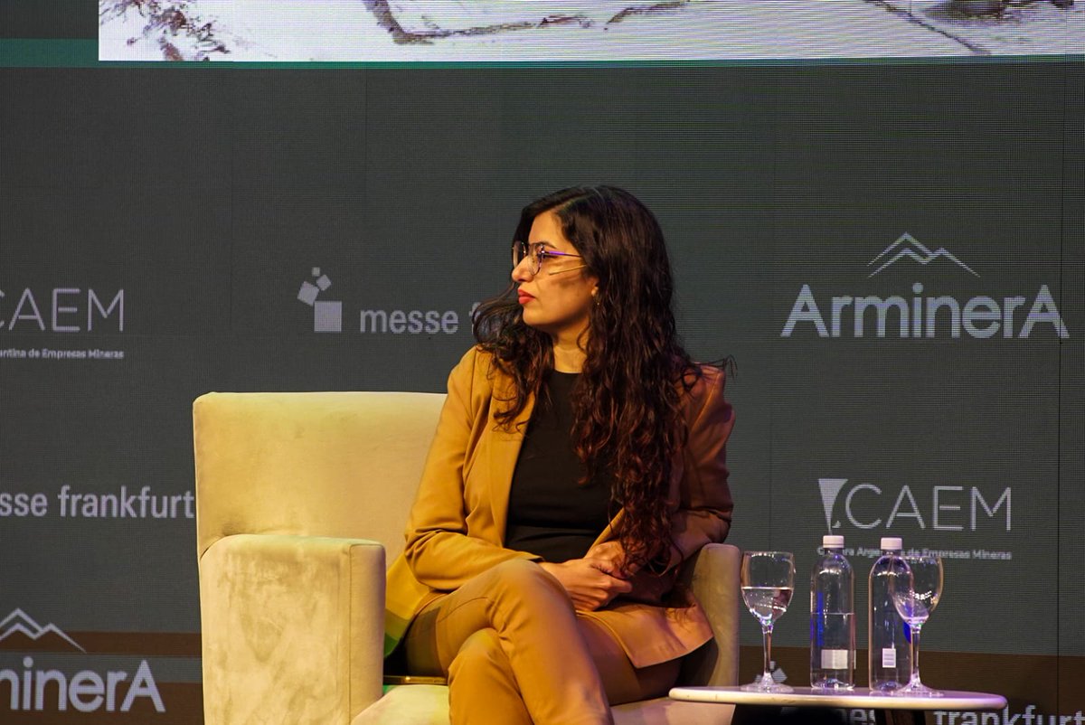 DinamicargWeb's tweet photo. 📍 #Arminera2025 | Nuestra periodista Carolina Putelli moderó una charla clave: “¿Querés ser parte de esta industria?”. Con referentes del sector, se debatió sobre trabajo y oportunidades en minería.  

 🔎Más en https://t.co/Nj9u2JOdvB
Fotos: Javier Cerimedo https://t.co/lygt4WQ2aX