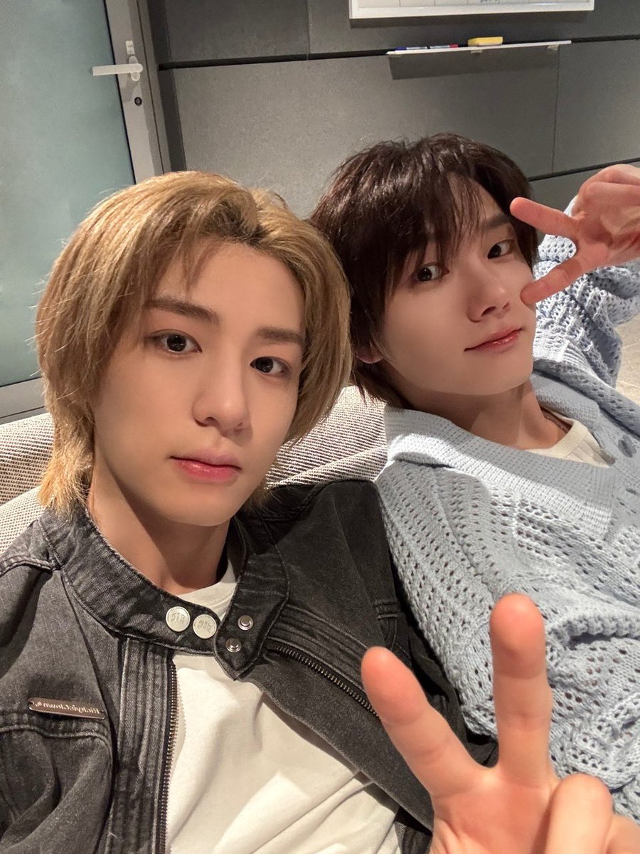 maaf kalau lagi sibuk banget tapi seongih selca guys 😭