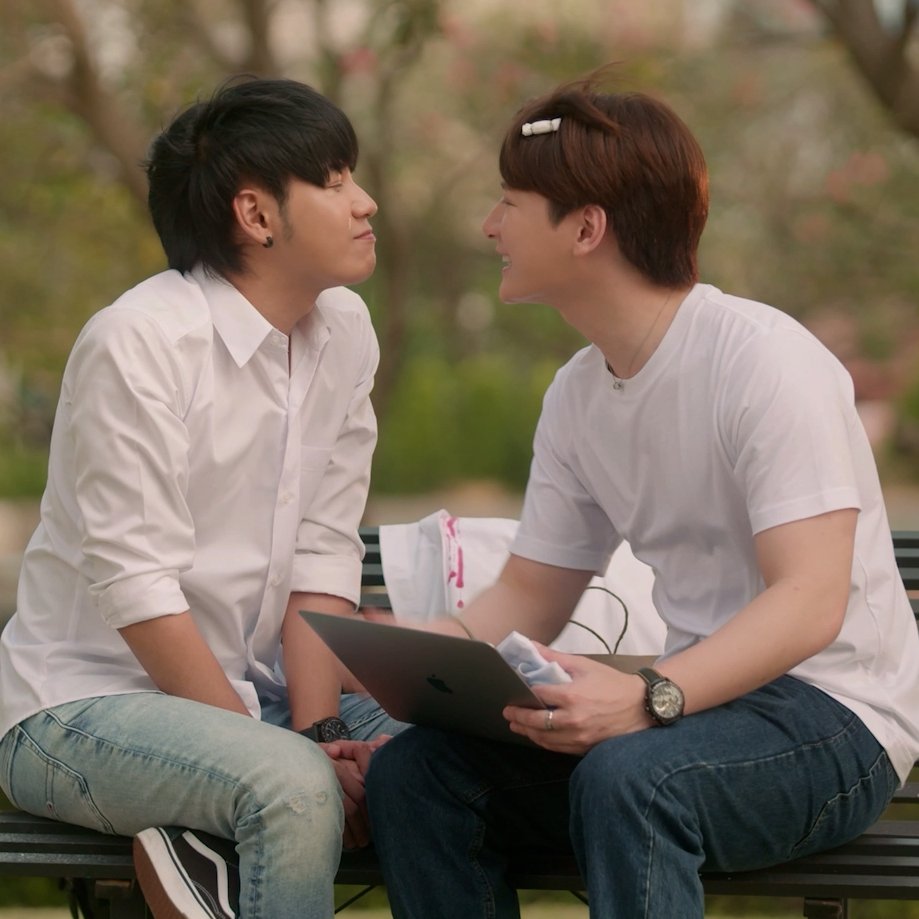GMMTV's tweet photo. 😳 หอมฟอดใหญ่เลยค้าบบบ 💞
#TheExMorningEP1
@kristtps @stjinx_maya https://t.co/S2fW0EfyUa