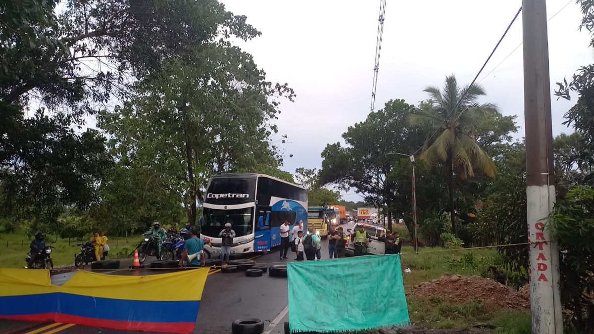 sonoracimitarra's tweet photo. Se presenta bloqueo en la @AMagdalenaMedio en el sector Palmas de Guayabito, comunidad reclama rediseños en la nueva vía y recolección de basuras. @ANI_Colombia, @InviasOficial, @CimitarraGob https://t.co/UzXYJHmYAy