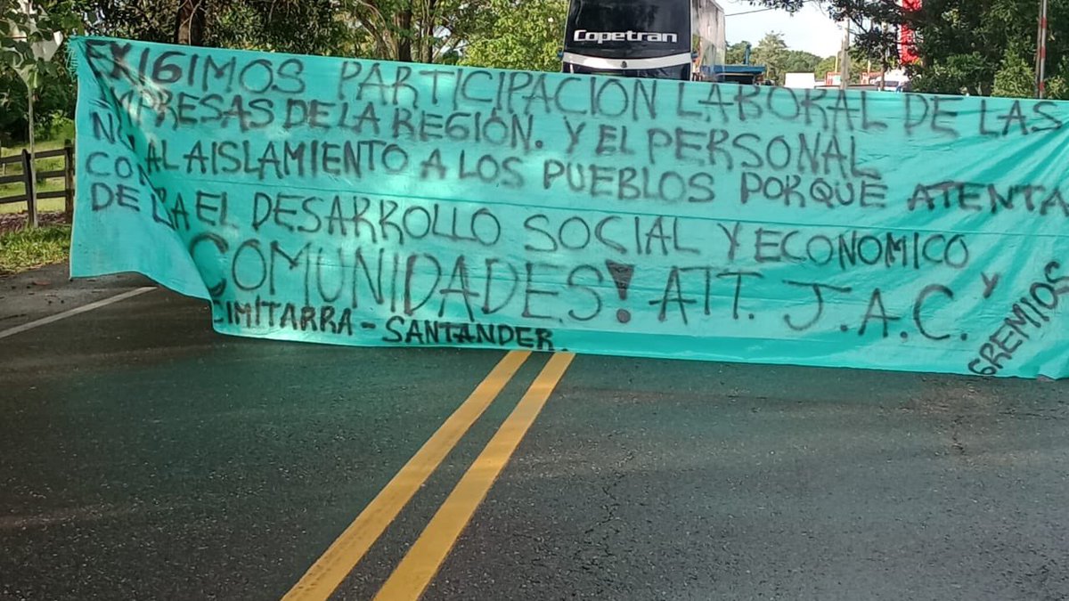 sonoracimitarra's tweet photo. Se presenta bloqueo en la @AMagdalenaMedio en el sector Palmas de Guayabito, comunidad reclama rediseños en la nueva vía y recolección de basuras. @ANI_Colombia, @InviasOficial, @CimitarraGob https://t.co/UzXYJHmYAy